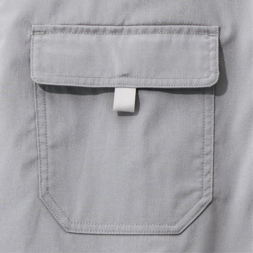 右胸ポケットアップ<br>スナップボタン仕様のフラップタイプ。中は二重ポケット仕様になっています