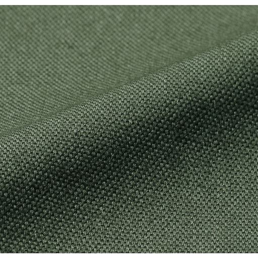 オックスフォードシャツとは オックスフォードクロスと呼ばれる生地を使ってつくられたシャツ。タテ糸とヨコ糸を2本ずつ引き揃えた平織りの生地で、他のシャツに比べて厚くて丈夫。ソフトで通気性のよいのも特徴です。今回は微光沢の表面がきれいなポリエステル素材を使用。洗濯後のケアがラクで、毎日着たくなる手軽さも魅力です