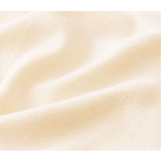 インド綿100%の特徴<br>機械ではなく手摘みで収穫。コットンボールを傷めることなく柔らかく、ふんわり編み上げたフライス素材。通気性や吸水性に優れ、ぬめり感のあるソフトな風合いが特長です。 綿100%