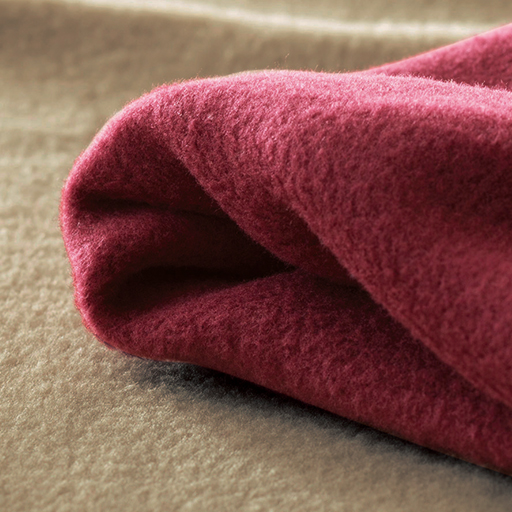 ふんわり軽く、しっかりとしたあたたかさで体を包んでくれるので、布団に入った瞬間の「ヒヤッ」とした冷たさを軽減してくれます。