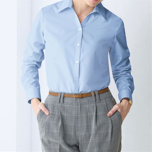 小さめの衿とボタンが女性らしいUVカット&形態安定シャツ。UVカット率が95%以上と、どんな季節でも安心♪抗菌防臭機能もプラスし、クリーンな印象をキープ。<br>ソフトブルー