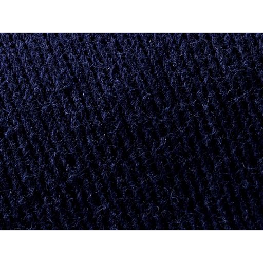 太い糸を綾織りした伝統的なカツラギ素材を使用。