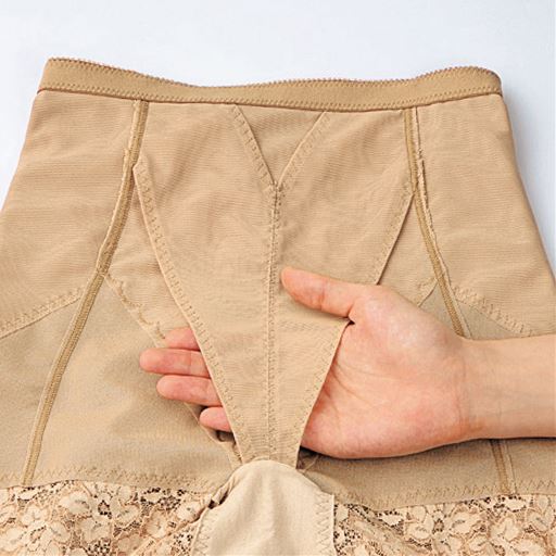 左右縫い付けない仕様のフロントのV字特殊パネルがお腹を強力シェイプ。