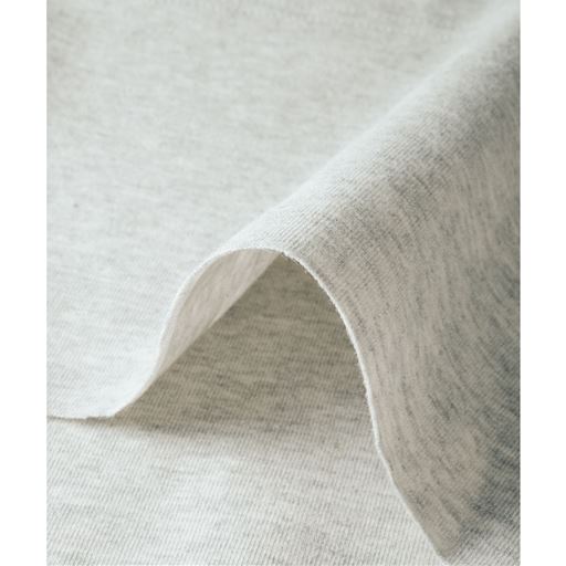 Tシャツ感覚で着られる綿95%ストレッチ素材。 綿95%(本体)