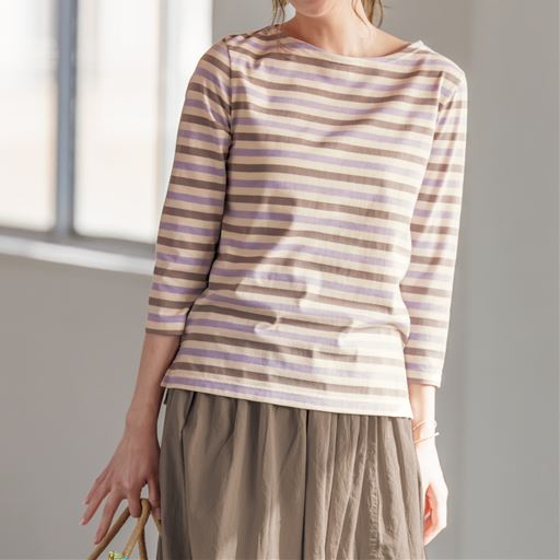 ソフトで心地よい肌触りの綿混天竺素材の七分袖ボーダーTシャツ。<br>J(キナリ×グレージュ×紫)