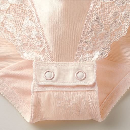 肌にあたるグリッパーは角を丸くカット、痛くなりにくい 。また、2つ留めのホックで着脱しやすい。