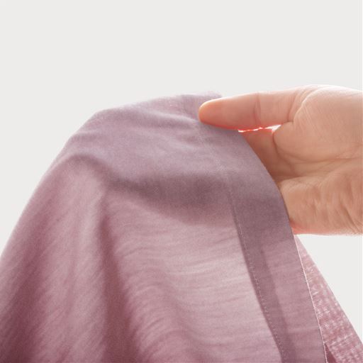 とてもソフトで、やさしいはき心地。しかも、ほんのり透け感のある薄手素材で涼しく快適。おうちでくつろぐ夏のひとときに手放せない。