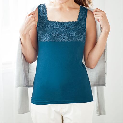 ブラ紐のチラ見え悩みにおすすめ!ストラップ留め付きタンクトップ<br>ティールブルー 着用例