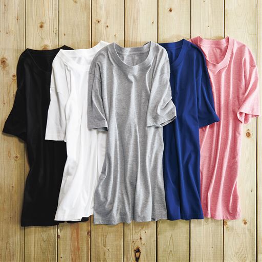 程よい厚みのシンプルT。<br>リブ仕様の衿ぐりはニットからチラ見せもOK。<br>首元タグや脇の縫い目をなくし、着心地のよさにもこだわりました。
