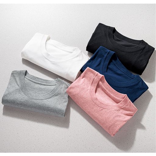 発売以来大人気の綿100%シンプルTシャツ。肌ざわりが良く程よい厚みで1枚で着ても重ね着してもOK。インナーから部屋着まで多彩に活躍します。