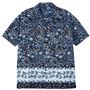 1枚羽織るだけで気分は真夏のビーチリゾート?!東南アジア諸国でよく見かける伝統のバティック柄をモチーフにしたプリント開襟シャツ。<br>ブルー系