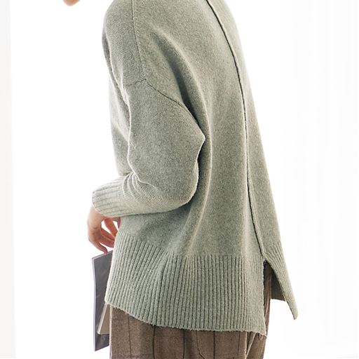 後ろにスリットの入ったゆったりニット セシール Cecile 後ろにスリットの入ったゆったりニット セシール Cecile