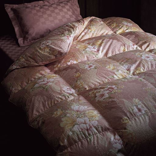 ピンク<br>※商品は羽毛掛け布団です。枕カバーはCR-818を使用しています。