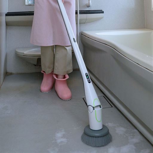 【お風呂の床掃除に】凸凹のある床も、屈まず立ったまま回転するブラシでスッキリ洗い上げます