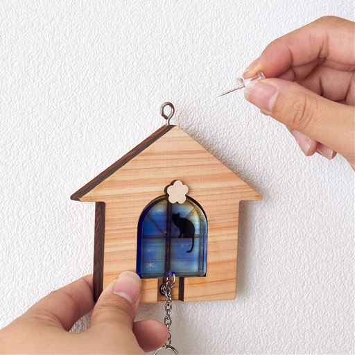 木製ハウスを壁に取り付ける時は、ピンや両面テープをご使用ください。