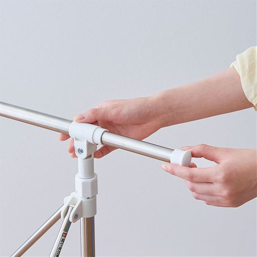 物干し竿は伸縮式でサイズを調整できます。