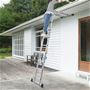 【作業台付はしご】屋根などの障害物があっても立てかけられる。