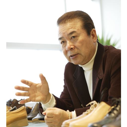 「あとりえOKADA」岡田修一<br>(プロフィール)足と靴の研究を重ね、1974年あとりえ岡田を設立。足の健康を考えた靴作りを得意とする。中小企業庁長官賞他、多数受賞。