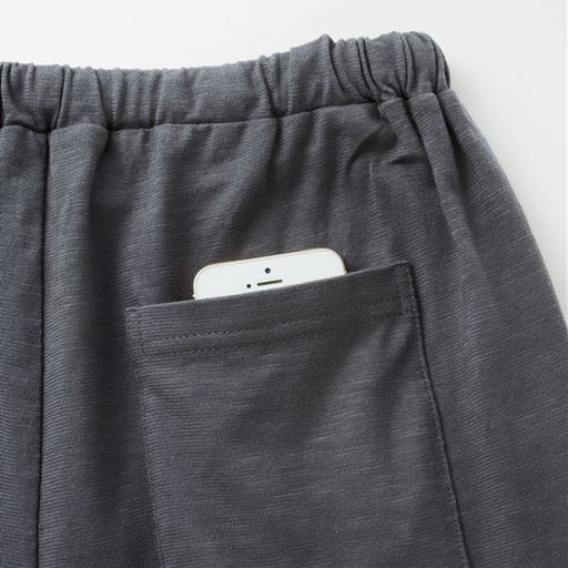 パンツ右後ろにスマホも入るポケット付。
