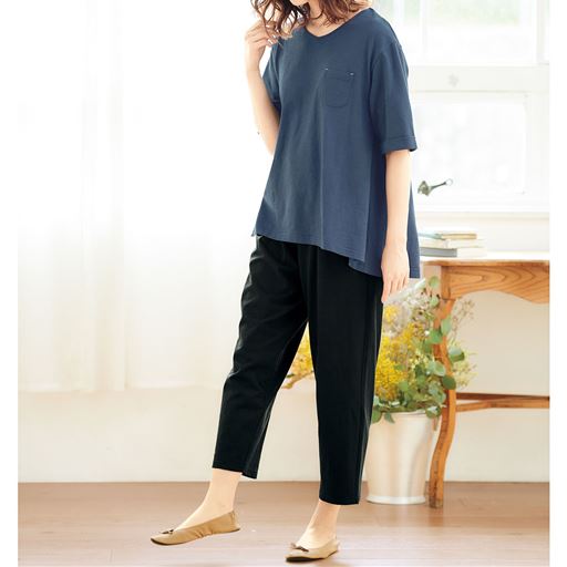 アッシュブルー (パンツ:ブラック) 着用例<br>(1)Aラインにふわっと広がるテントシルエット