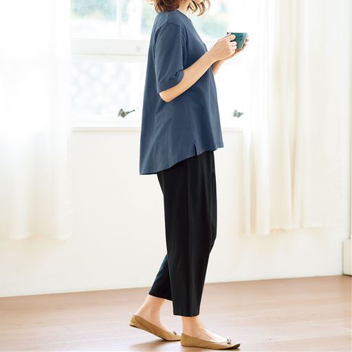 アッシュブルー (パンツ:ブラック) 着用例<br>(1)前後差のある裾でこなれ感♪