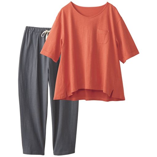 シナモン (パンツ:チャコールグレー) (1)Vネックで顔まわりすっきり。(2)ポケットのカン止めは配色使い。(3)二の腕が隠れる5分袖。折り返し仕様もアクセントに。(4)スリット入り。(5)ヒップ～太もも部分 前タックと股上深めのサルエルタイプでゆったり。(6)ひざ下部分 裾に向かってボリュームをおさえ、足首が見えて動きやすい8分丈。
