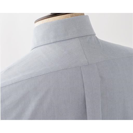 ヨークを中央で分けたスプリットヨークを採用。このデザインを採用することで、1枚仕立てのシャツと比べ肩まわりや腕まわりのフィット感が増す。