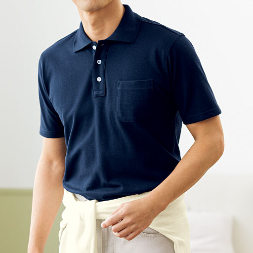 ダークネイビー<br>天然素材ならではのナチュラルな表情と肌触りが楽しめる、しっかりとしたコットン100%のカノコ素材を用いたポロシャツ。ベーシックなデザインは幅広いシーンで着こなせます。胸ポケット付き。<br>着用例