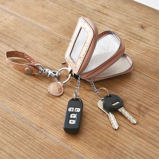 スマートキーケース 猫の足あとシリーズ キーケースに入れたまま操作ができる セシール Cecile