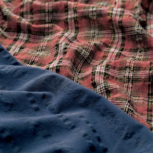 UVカット率95%以上 着るだけで簡単、おしゃれに紫外線対策 綿混素材の自然な風合いはそのまま、気になる紫外線をケア。凹凸感のある表面感で肌離れがよく爽やか。シワも気になりにくく洗濯後のケアもラク
