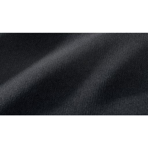 上質感のあるジョーゼット素材 深みのある黒色とハイグレードな質感のあるジョーゼット素材。しなやかな風合いで落ち感があり、シルエットを美しく表現します。