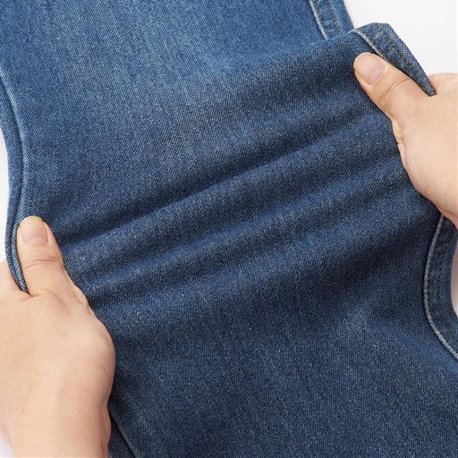 肌にフィットするストレッチ性があり、元に戻る力も強いので、膝が出にくいのも特徴