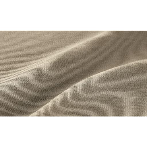 微光沢のあるきれいめな印象の綿100%素材