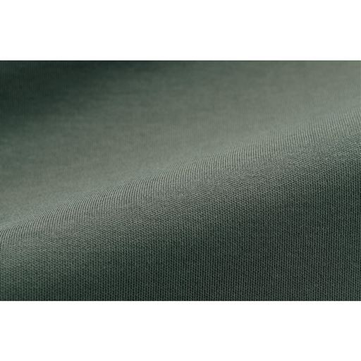 微光沢のあるきれいめな印象が自慢の綿100%素材。伸縮性があり、なめらかな肌ざわり