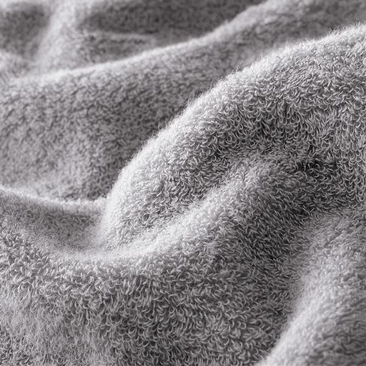 生地拡大<br>綿を撚らずに仕上げた無撚糸は繊維の間にたくさんの空気を含み、軽さ・やわらかさが特長。