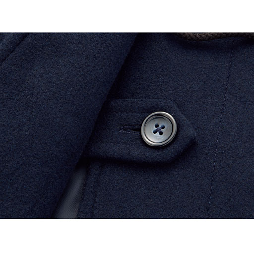 めくれ防止ボタンUP<br><br>裾内側のボタンを留めれば、裾がめくれるのを防いで風通しをセーブ。