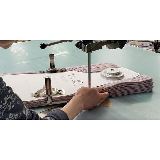 日本の職人が手間をかけて丁寧に製造<br>編地が上がった後すぐ裁断せずに、裁断後に各パーツのズレが生じないようにするためと目面を整えるために、編地の端をきれいに揃えてから裁断、縫製の工程に掛かります。