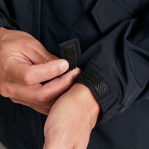 袖は樹脂製ブロックの面テープ仕様でフィット感の調節可能