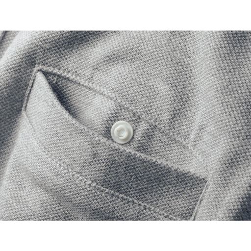 スマホが入る便利な胸ポケット 安心のスナップボタン付き。ポケットは裏に布袋を付けた仕様で表に響きにくい。
