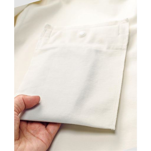 スマホが入る胸ポケット付き。収納に便利! 胸のポケットはスマホが入る大きさで、かつスナップボタン付き。裏に別布の袋をつけたポケットなので、モノを入れても表に響きにくいのが◎