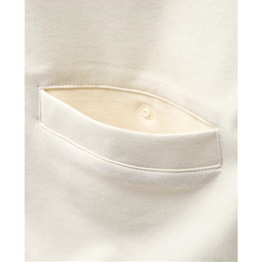 スマホが入る胸ポケット付き。収納に便利! 胸のポケットはスマホが入る大きさで、かつスナップボタン付き。裏に別布の袋をつけたポケットなので、モノを入れても表に響きにくいのが◎