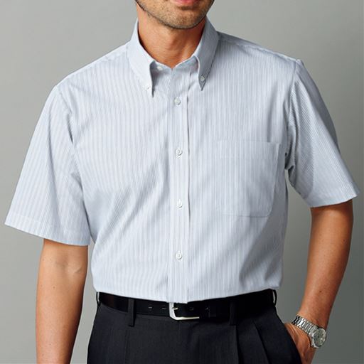 形態安定&背中タック入りで、着心地とクオリティを取り入れた人気の半袖Yシャツです。<br>モデル着用カラー:ストライプB(ボタンダウン衿)