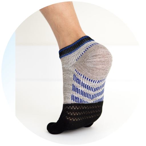 C 立体的な編み地で土踏まずと足首まわりの負担をサポート。 ムレにくいメッシュ 指の付け根部分はメッシュ編みで通気性を高めました。