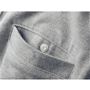スマホが入る便利な胸ポケット 安心のスナップボタン付き。ポケットは裏に布袋を付けた仕様で表に響きにくい。