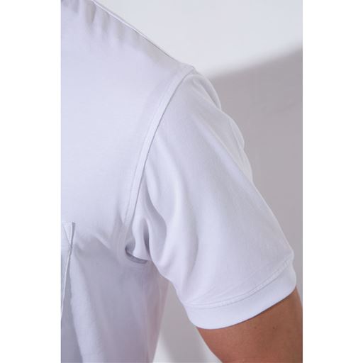 肩の縫製は一般的なTシャツとは違い、シャツ同様の本縫いです。よりドレッシーで美しく見えるため、テイラードジャケットのような上品アイテムとも好相性です。