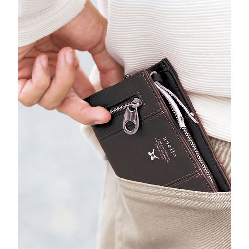 レザー調の上質な風合いにシルバーを効かせたデザインがオシャレな「アネロ」プレミアムクラスプシリーズの折り財布。手軽なポケットサイズながら収納力はたっぷりです。<br>ダークブラウン