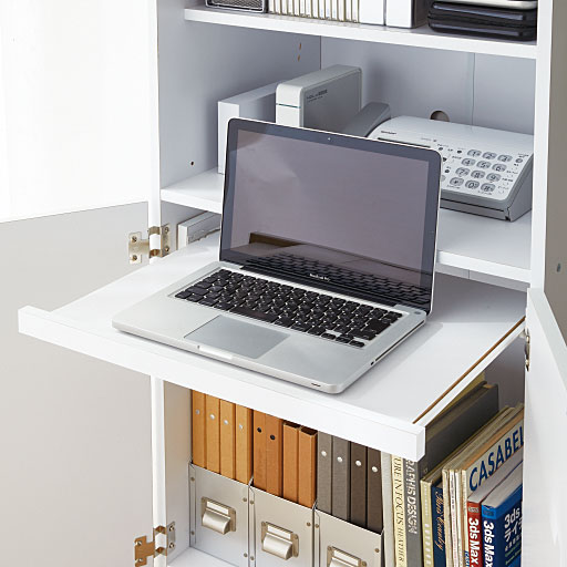 スライド棚板はノートパソコンや、デスクトップタイプのキーボード置き場に便利。