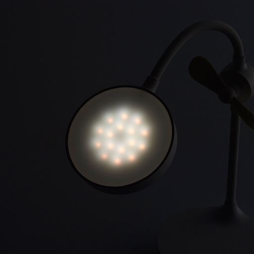 LEDライトは無段階調光。16個のLEDがやさしく照らします。