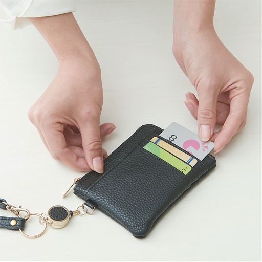 裏側には3つのカードポケットと1つのオープンポケットがあり、よく使うポイントカードなどを入れておくと便利です。