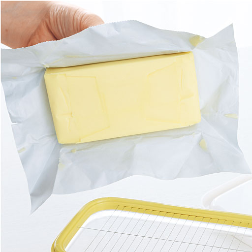 (1)バターを包み紙から出しワイヤープレートにのせる。